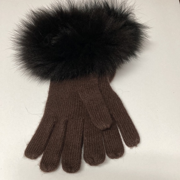 A Pair of Chocolate Winter Gloves - Picture 8 of 10